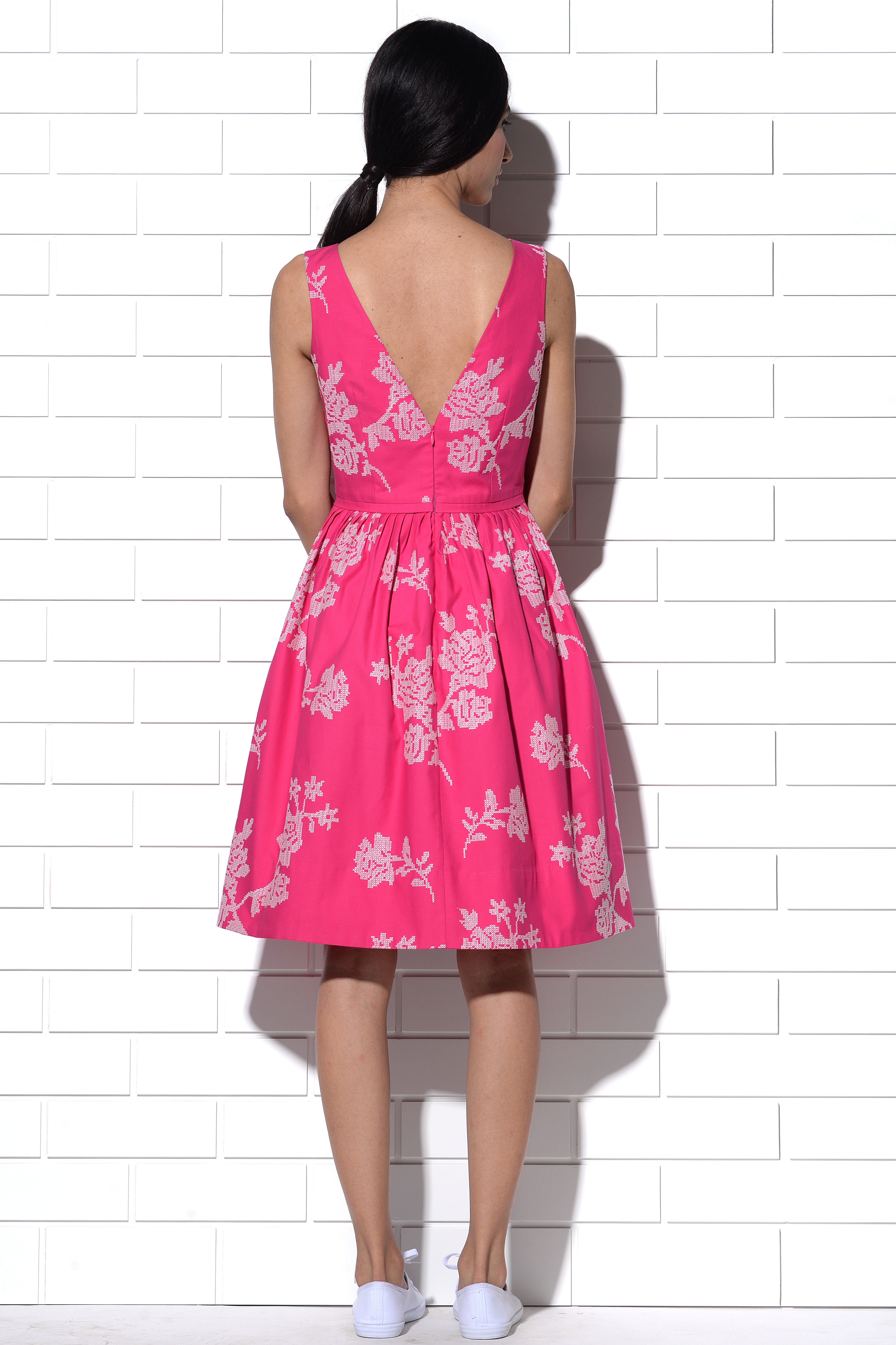 Capri embroidered dress in pink
