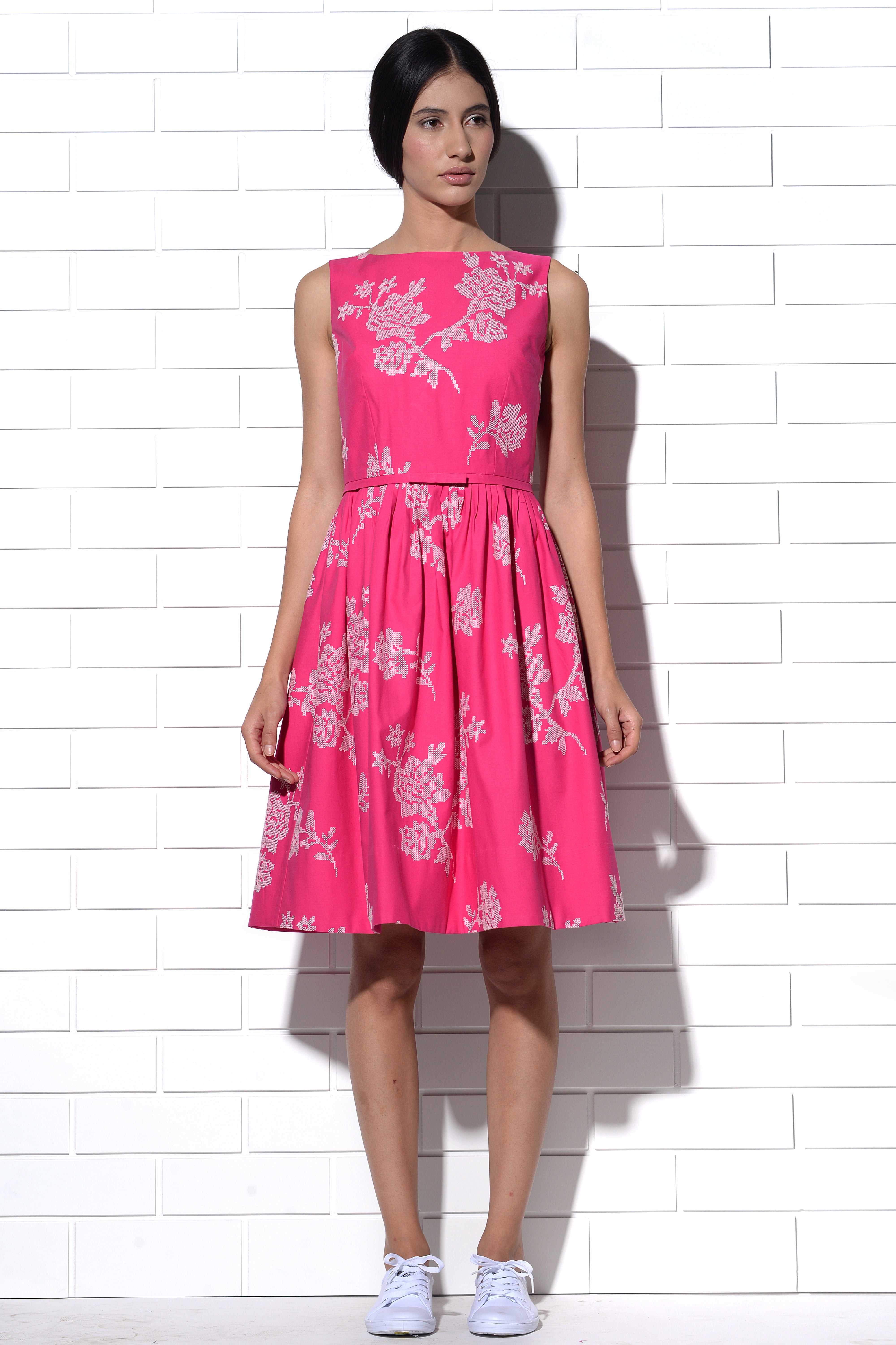 Capri embroidered dress in pink