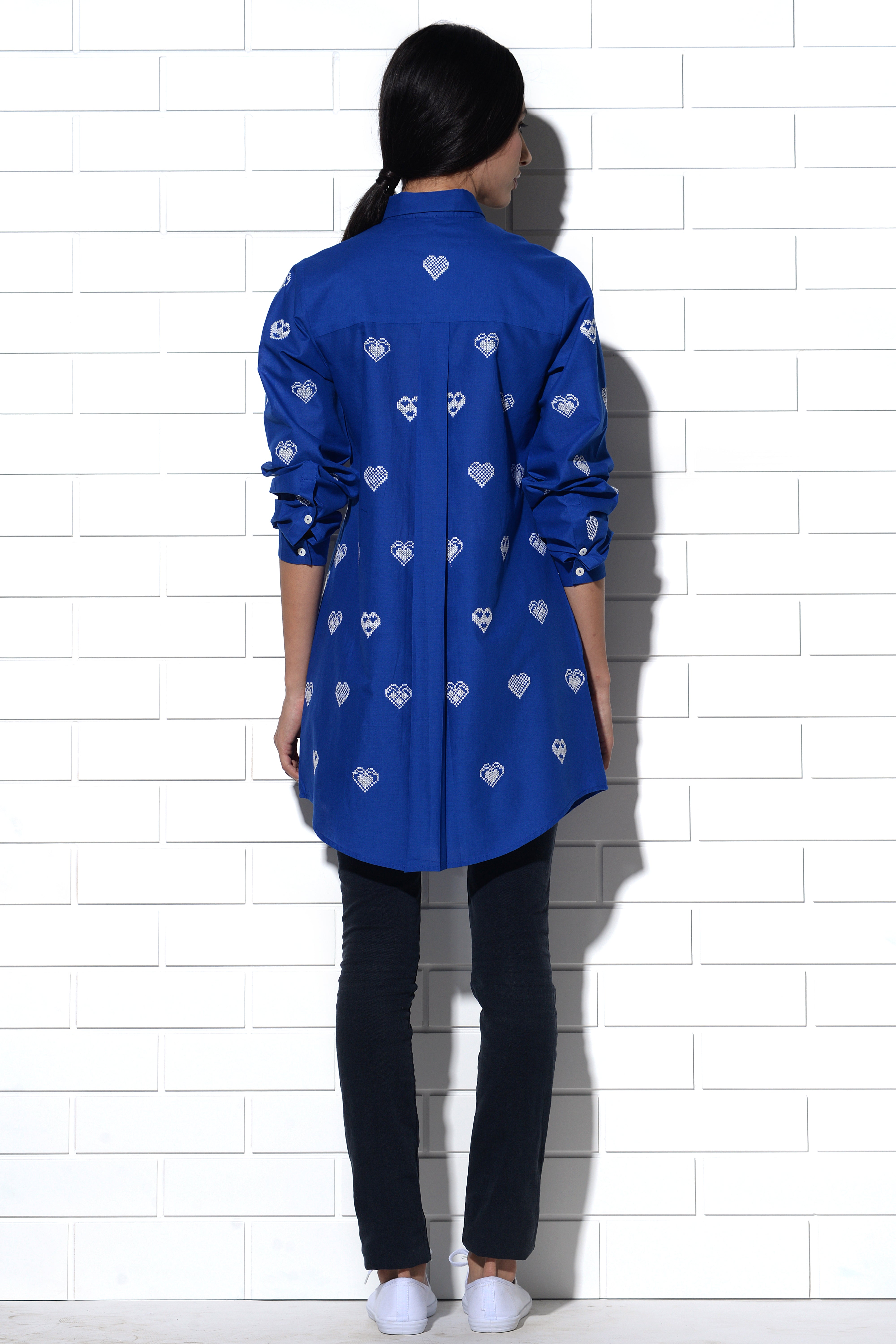 Amalfi long shirt in blue with hearts embroidery