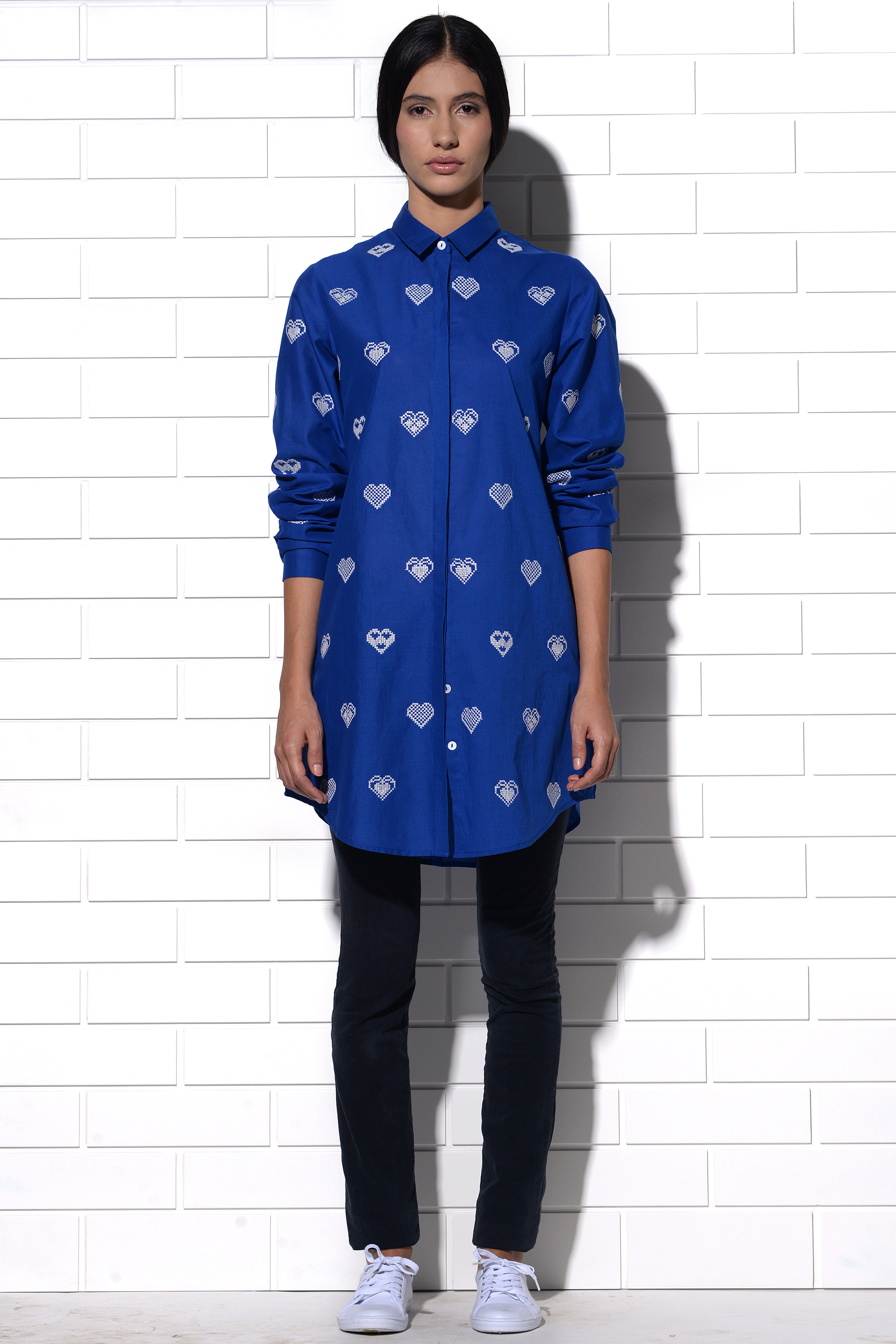 Amalfi long shirt in blue with hearts embroidery