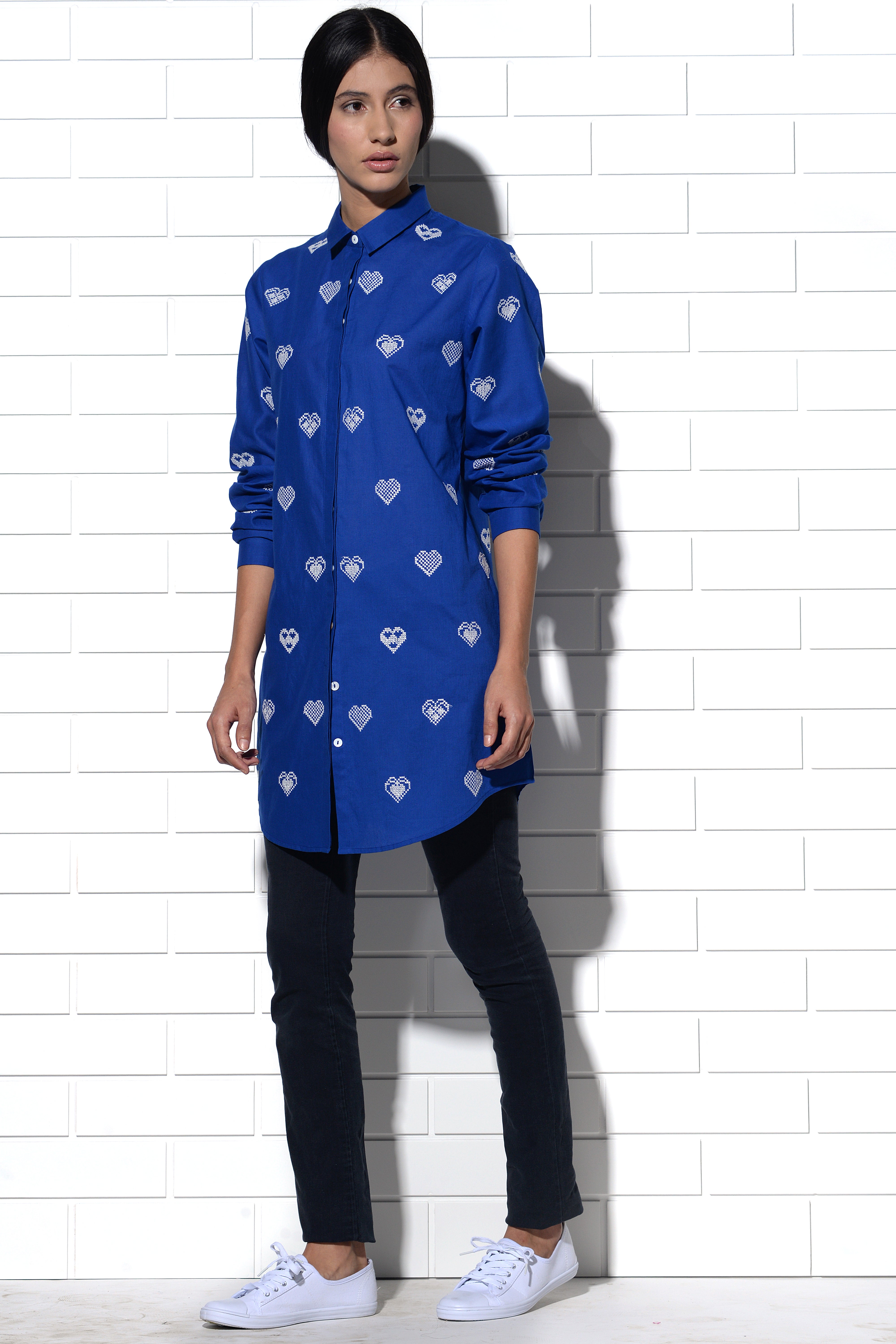 Amalfi long shirt in blue with hearts embroidery